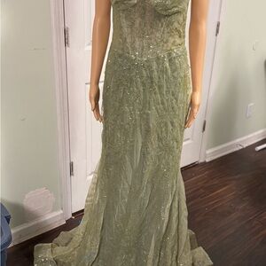 Elegant Green Lace Evening Gown